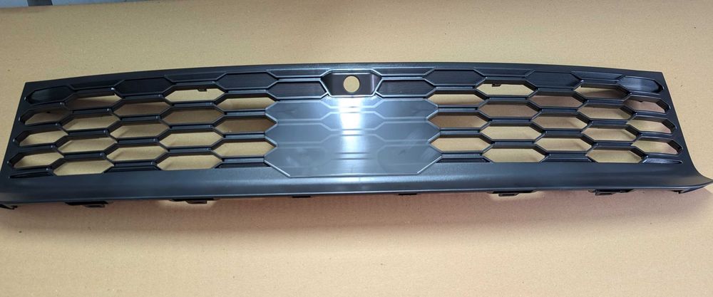 Решітка переднього бампера Mitsubishi Outlander (PHEV) 2022-2025