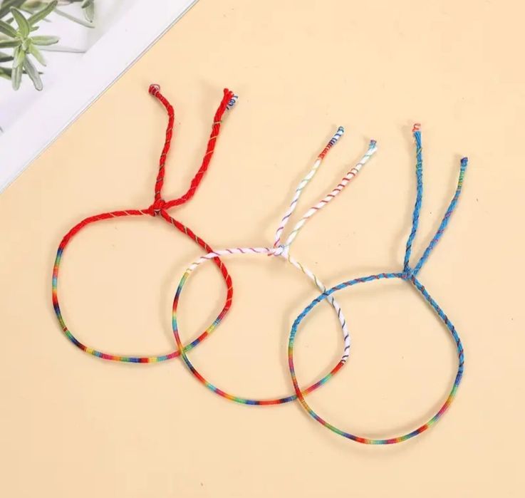 100 pulseiras em fio coloridas