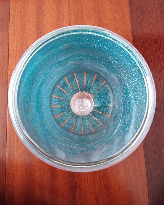 Copo alto às riscas azuis com brilhantes e palhinha