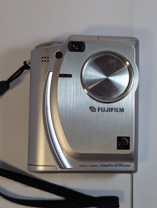 Вінтажна CCD-камера Fujifilm FinePix 4700 Zoom