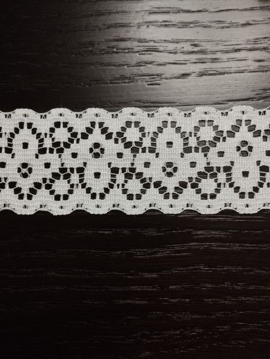 Wstawka biała ozdobna szer 6 cm. 14,5 metra.