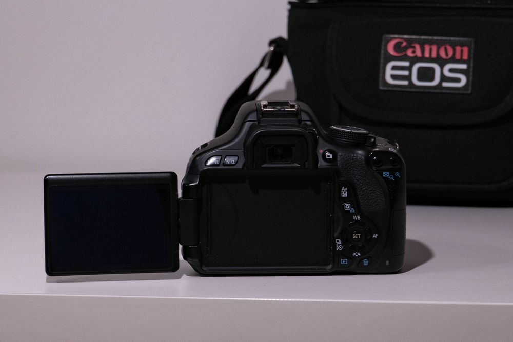 Câmara Fotográfica Canon EOS 600D c/ 18-55mm f3.5-5.6 + Extras