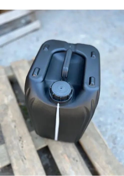 Каністра пластикова 20 літрів