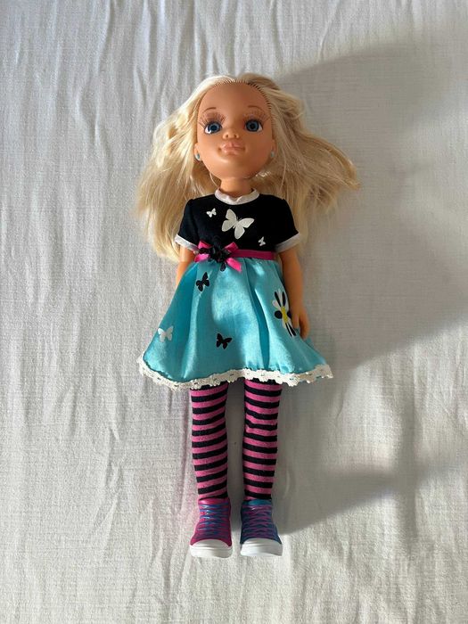 Boneca Nancy loira com vestido de borboletas e collants às riscas