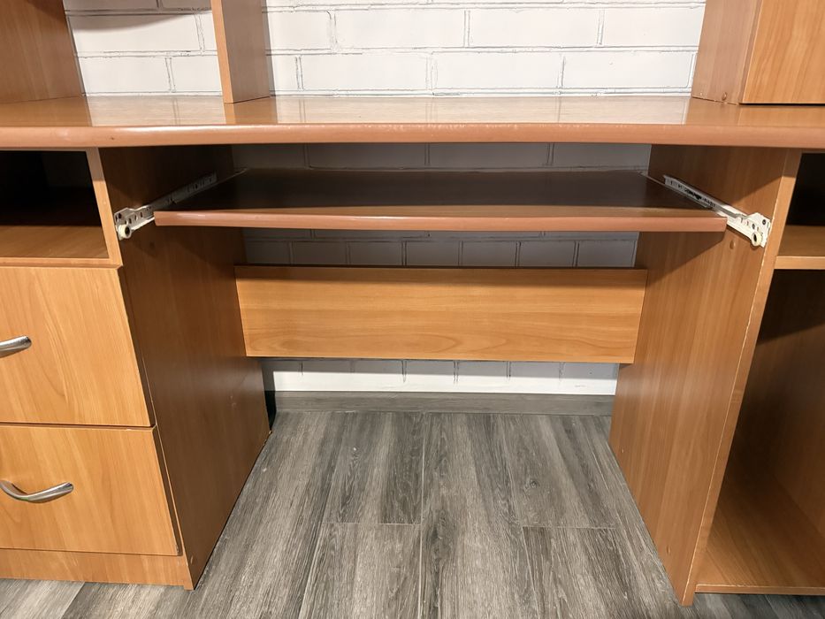 Качественный,хороший компьютерный стол