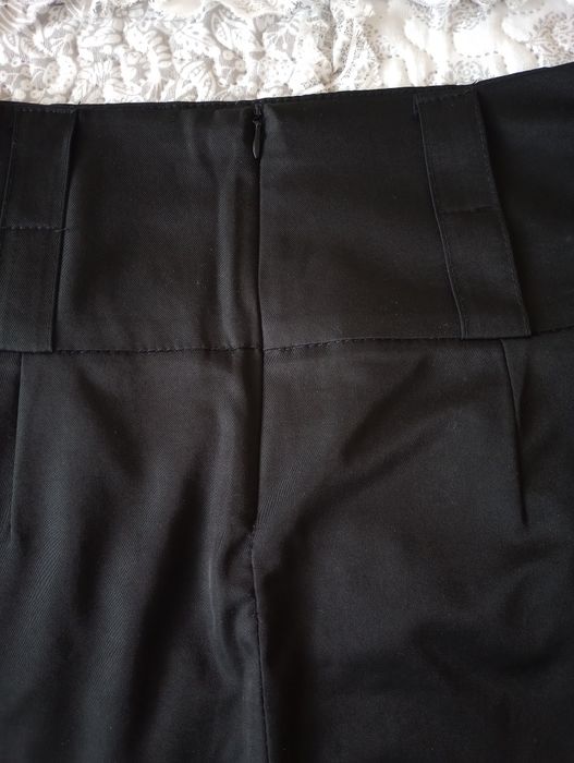 Spódnica z rozcięciem z przodu