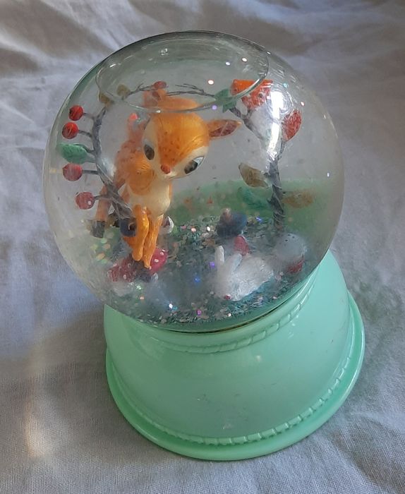 Luminária multicolor em bola de neve