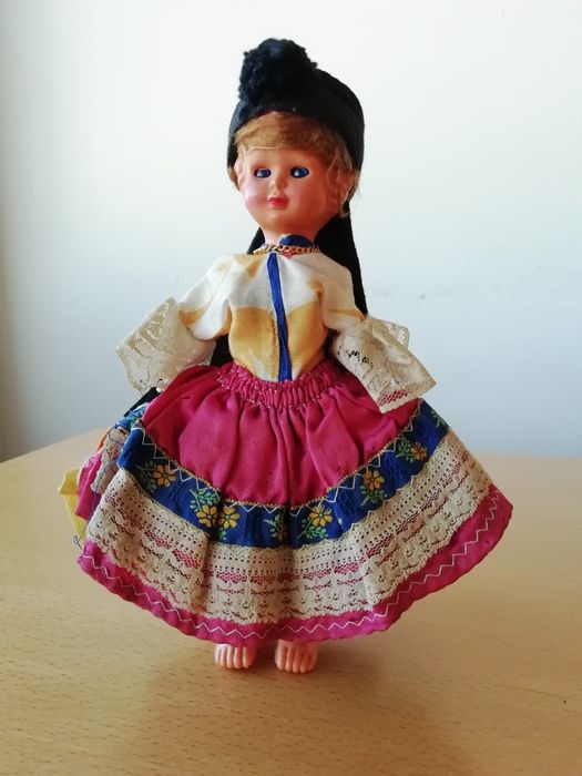 Bonecas portuguesas em trajes regionais.
