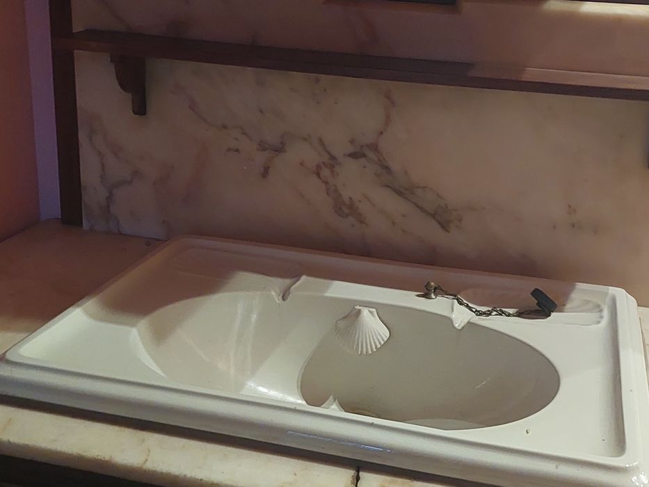 Cómoda antiga com lavatório