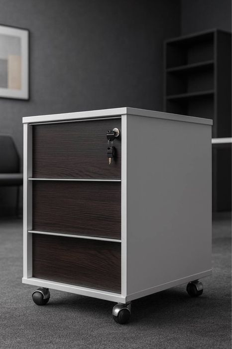 Распродажа  офисной мебели Столы стулья Кресла тумбы шкафы диваны