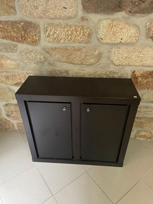 Sapateira em madeira de castanho