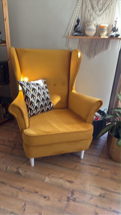 Musztardowa sofa
