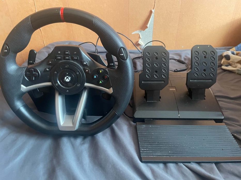 Xboxa one s + dwa pady i kierownice z pedałami