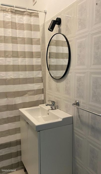Quarto - localizado em Oeiras Lisbon