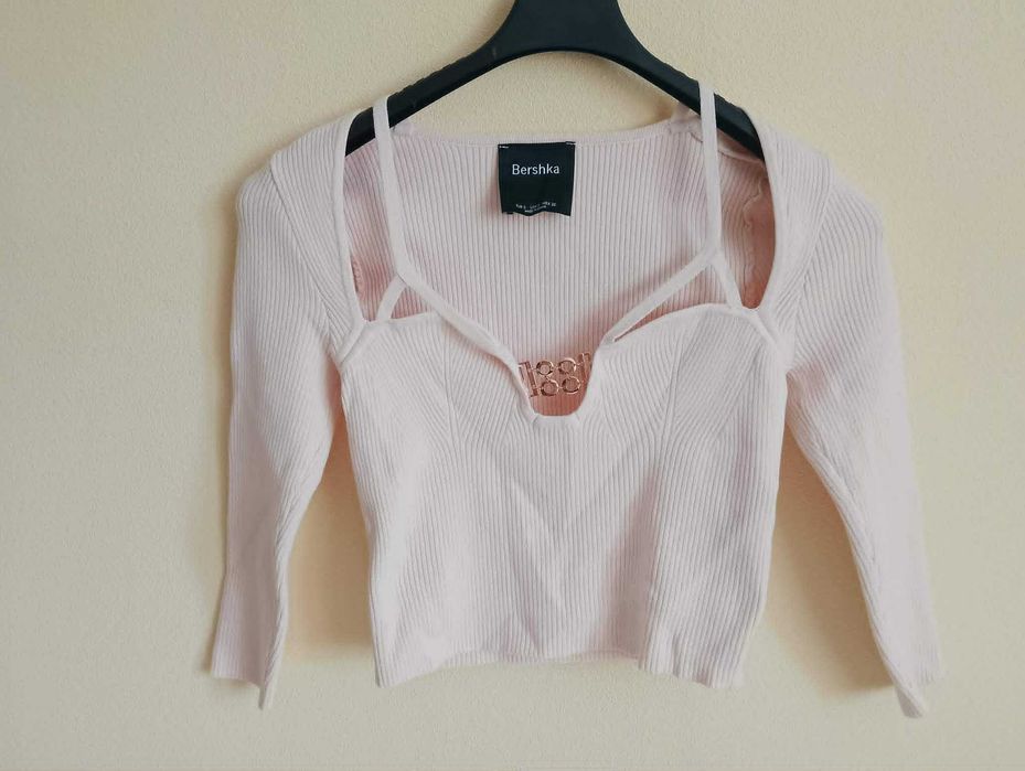 Krótki beżowy sweter Bershka prążkowany z dekoltem