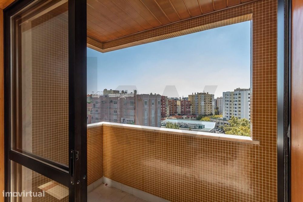 Arrendamento Apartamento T4 com 244m2, Varandas, Arrecadação e Garagem