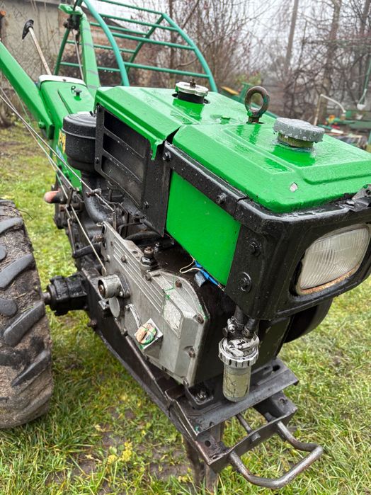 Мотоблок в робочому стані 8 к. с. з фрезою