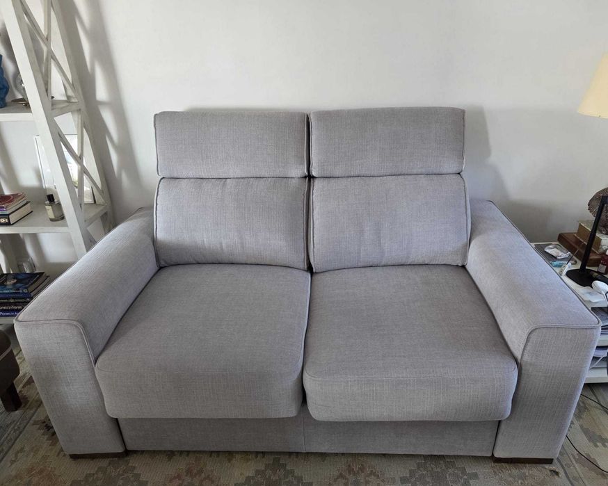 Sofá Cama 2 Lugares cinza claro só 2 meses de uso
