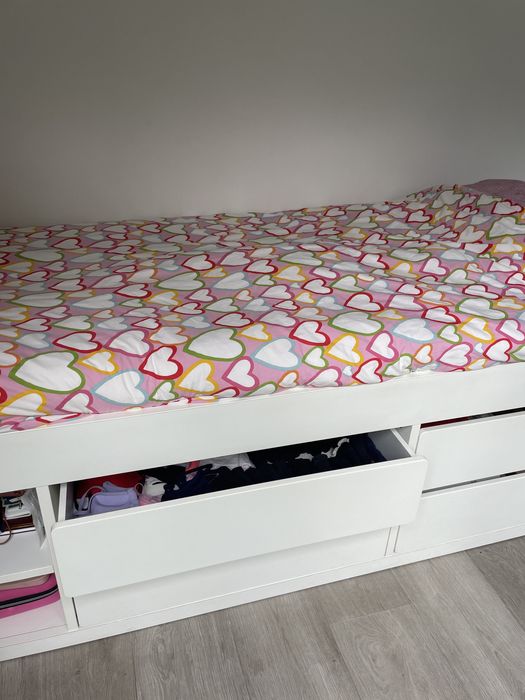 Cama individual branca com 4 gavetas