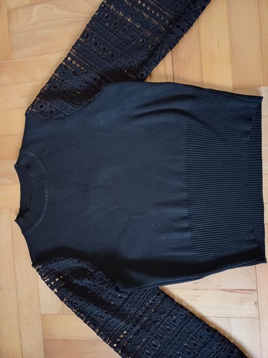 Sweterek z haftowanymi rękawami