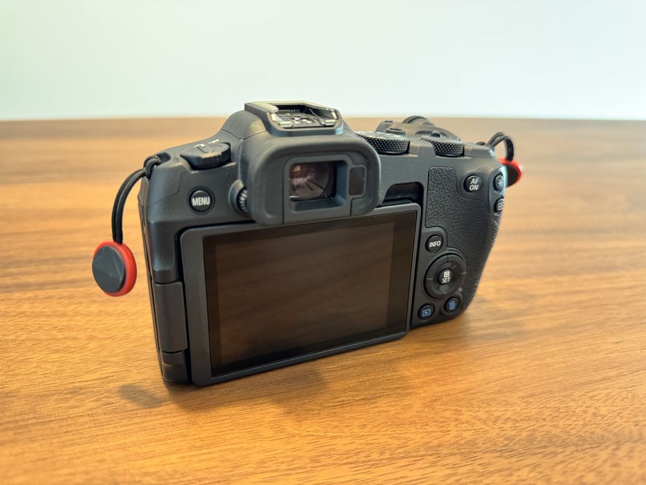 Canon R8 + 4 baterias