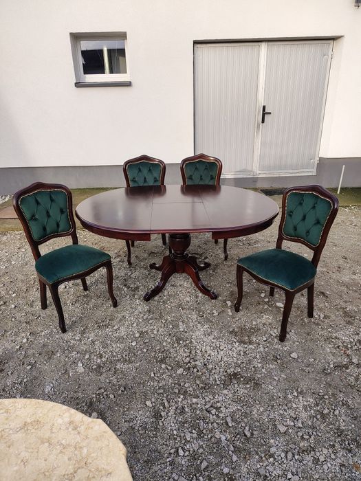 Stół rozkładany z 4 krzesłami po renowacji