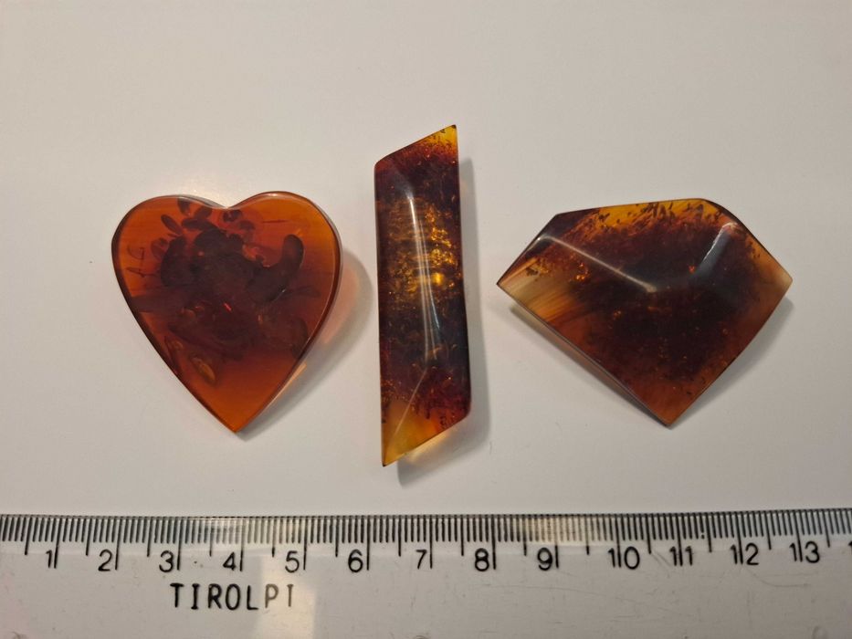 Trzy broszki bakelitowe - lata 60 XX wieku