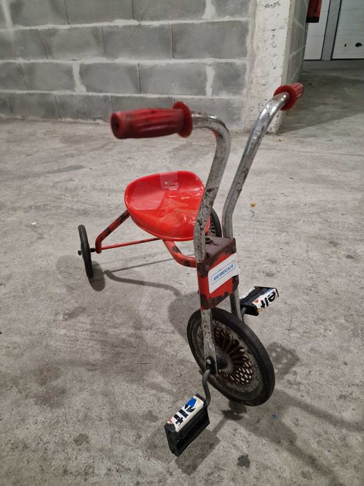 Triciclo dos anos 60 para restauro