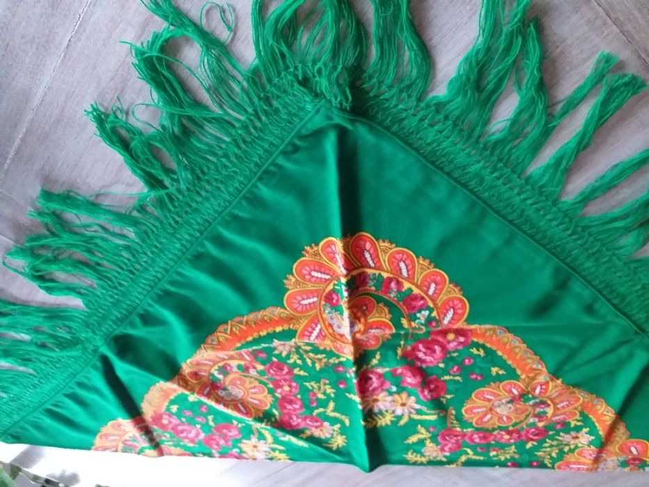 Meio lenço com franja