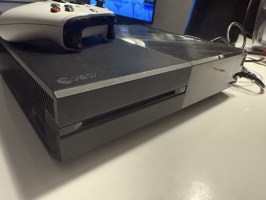 Xbox ONE model 1540 z padem