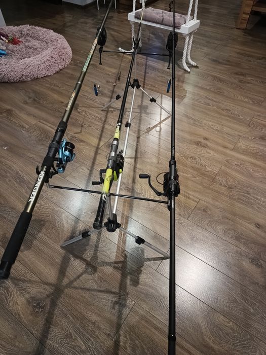 Zestaw 3 wędek z rod podem sygnalizatorami swingerami i podbierakiem