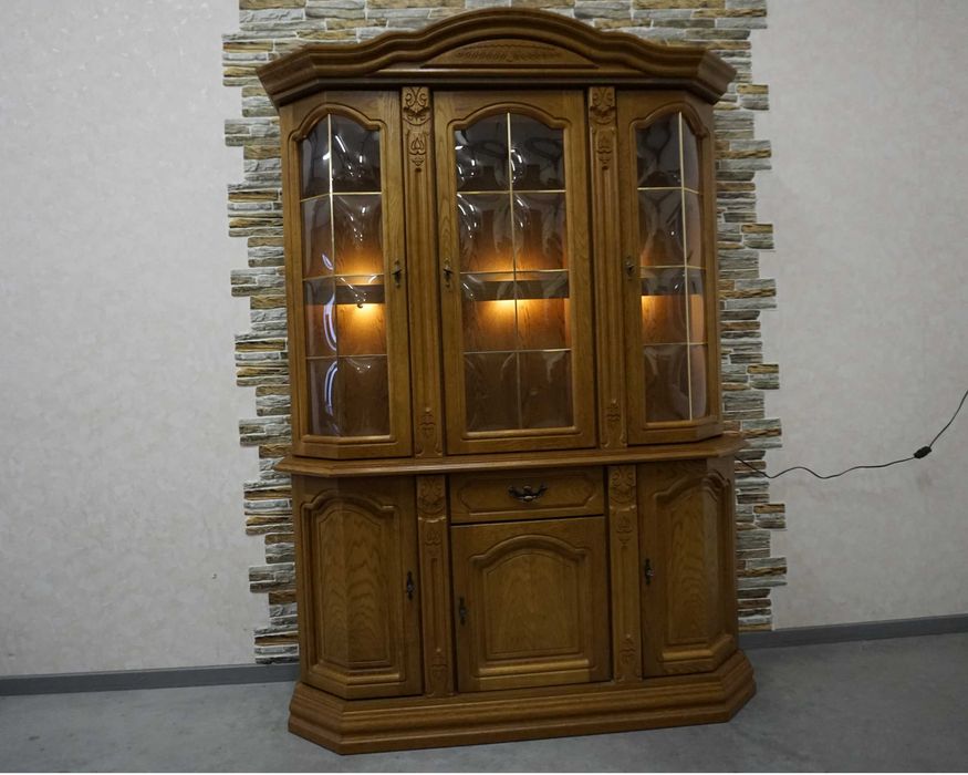 Witryna z Komodą Dębowa Podświetlana Wypukłe Szybki Szklane Półki szer. 147 cm   (P-1418)