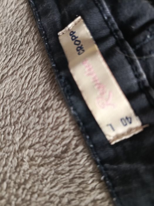 Jeansy damskie czarne z przetarciami podarte cropp emo goth alternative