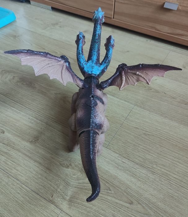 Trzygłowy smok dinozaur