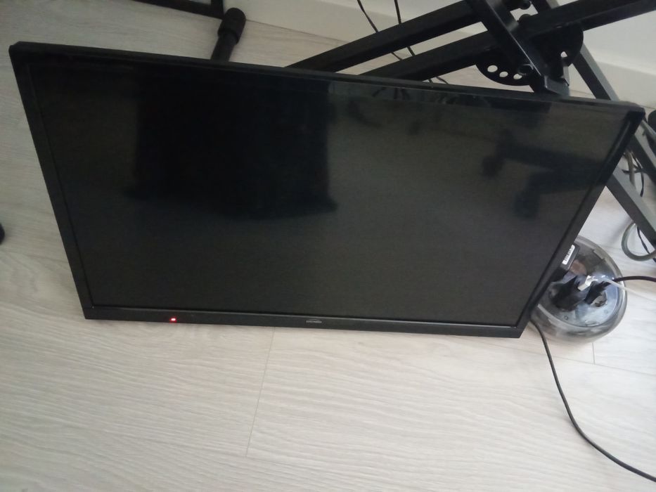 TV electronia 24 polegadas só com suporte de parede