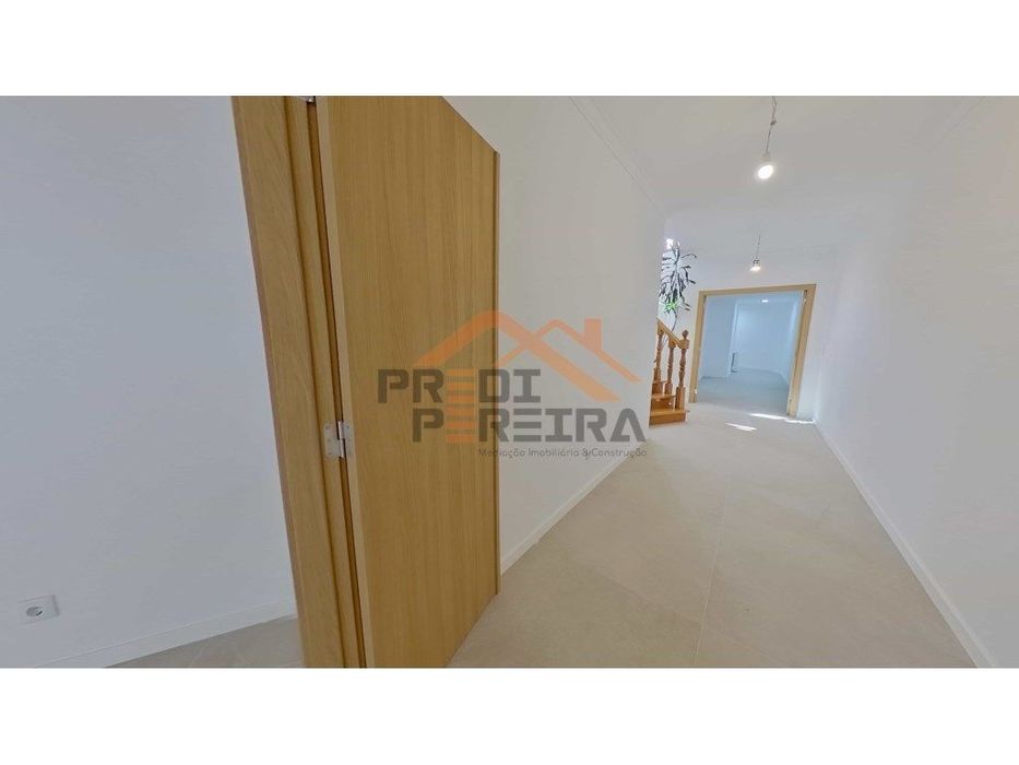 Apartamento T3 duplex remodelado, com box, situado em Casal de Cambra.
