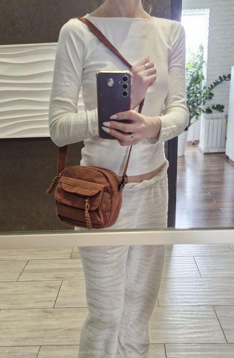 Маленька сумочка через плече з вельвету