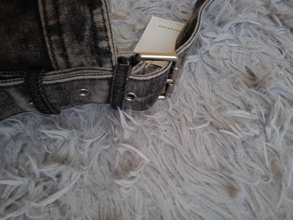 Nowa torebka hobo z kosmetyczką z efektem sprania Reserved