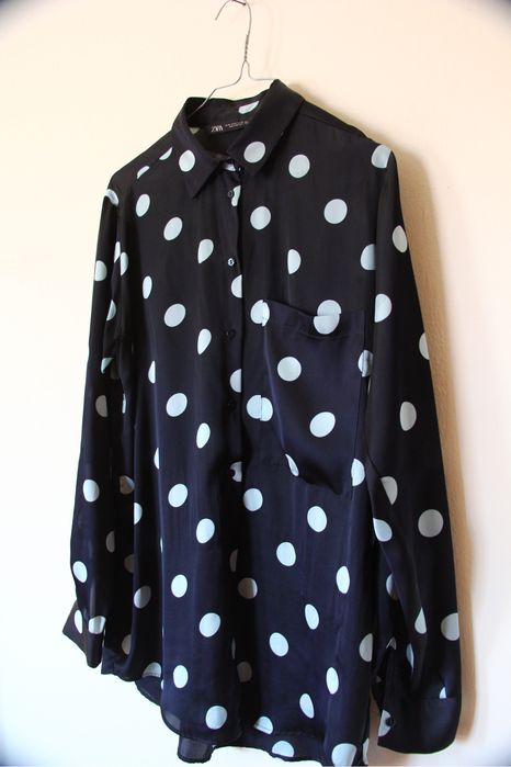 Camisa preta com bolinhas azuis da Zara XS