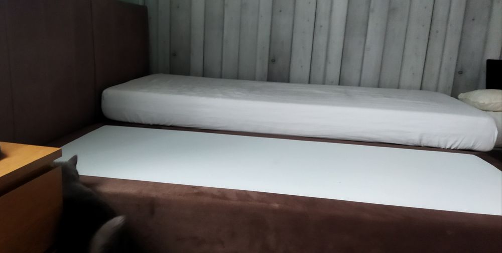 Łóżko tapicerowane 90x200 z zagłówkiem 2 sztuki,solidne, bez materaca.