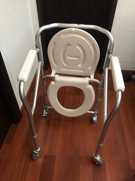 Cadeira de Duche/Sanitário Ortoger com Rodas