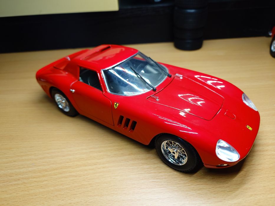 3 Ferrari легенди в червоному в масштабі 1:18