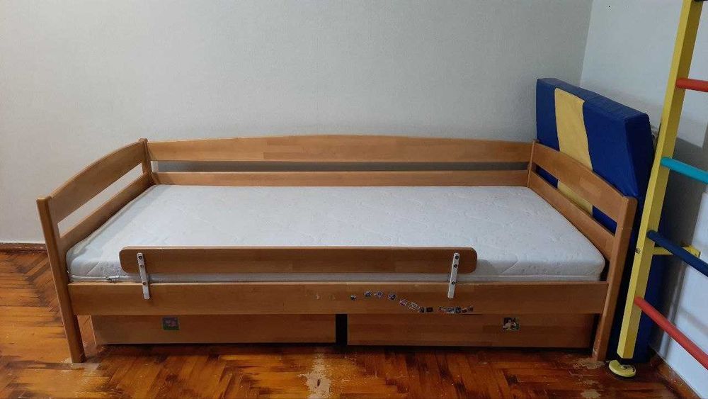 Дерев'яне підліткове ліжко з матрацом