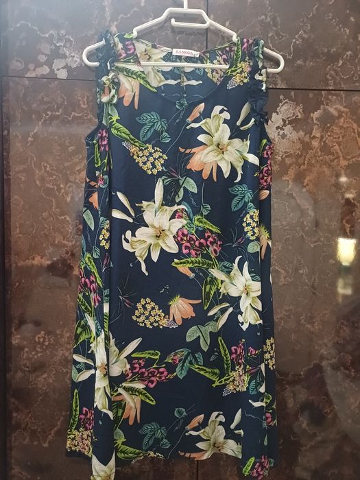 Vestido azul escuro com flores tamanho L/XL