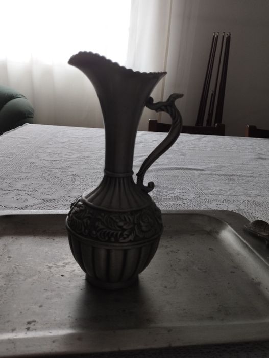 Peça decorativa em estanho,em muito bom estado.