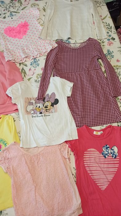 Zestaw ubrań dla dziewczynki w rozmiarze 104/110