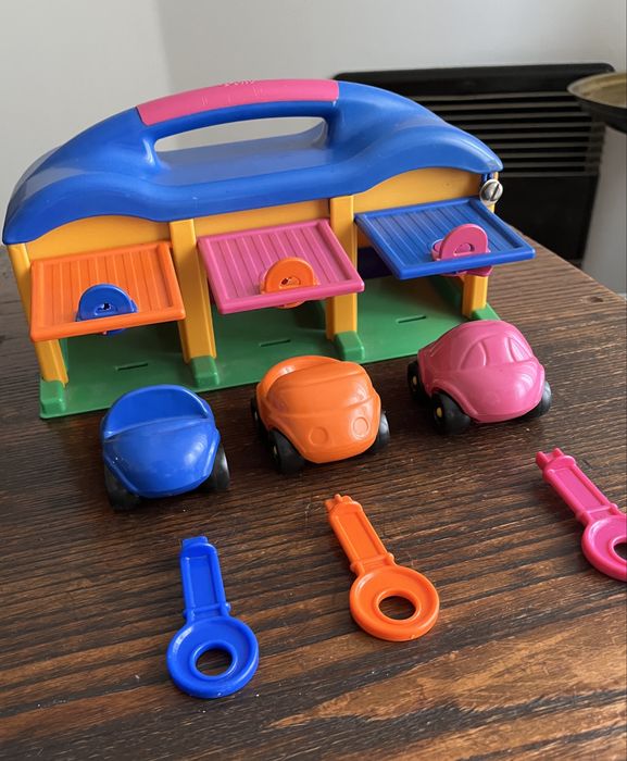 Brinquedo : Garagem com tres carros