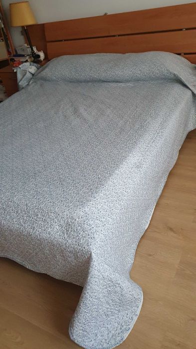 Cama de casal grande. Oferta do estrado.