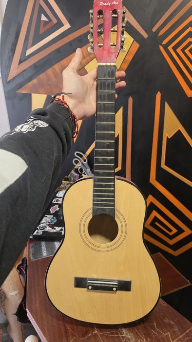 Guitarra sem cordas486286087140167680