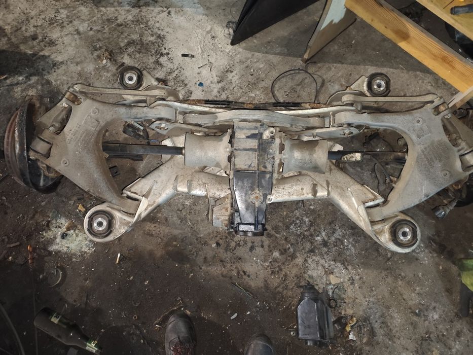 Audi A8 D3 4.2 V8 zawieszenie tył zwrotnica prawa lewa  wahacz most półoś zacisk